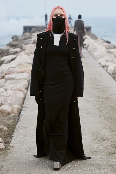 Look 16